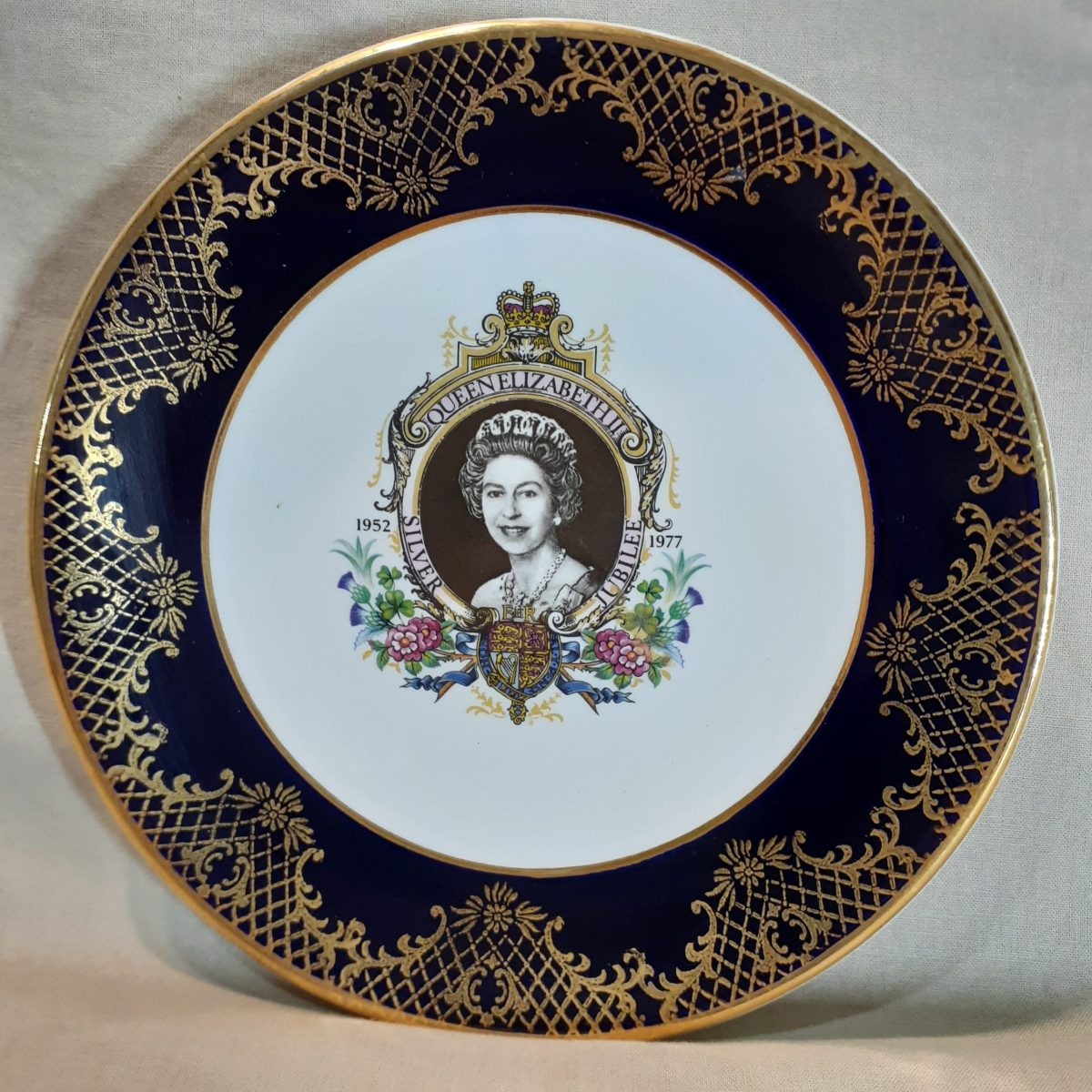 Commemorative QE 2 Plate Silver Jubilee 1952 1977