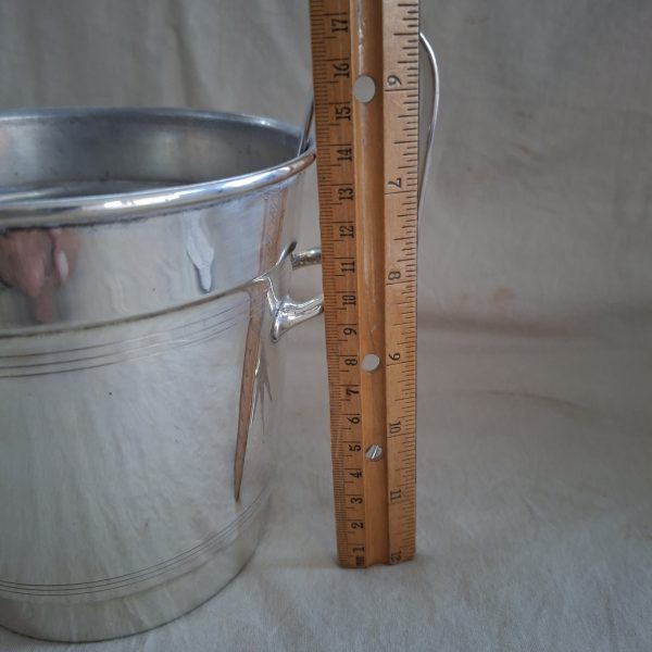 Silver plate ice bucket with tongs.   Quality Louis Silver plate with ice water drainer - Image 7