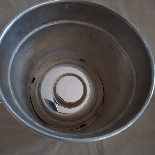 Silver plate ice bucket with tongs.   Quality Louis Silver plate with ice water drainer - Image 3