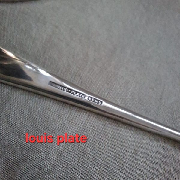 Silver plate ice bucket with tongs.   Quality Louis Silver plate with ice water drainer - Image 2