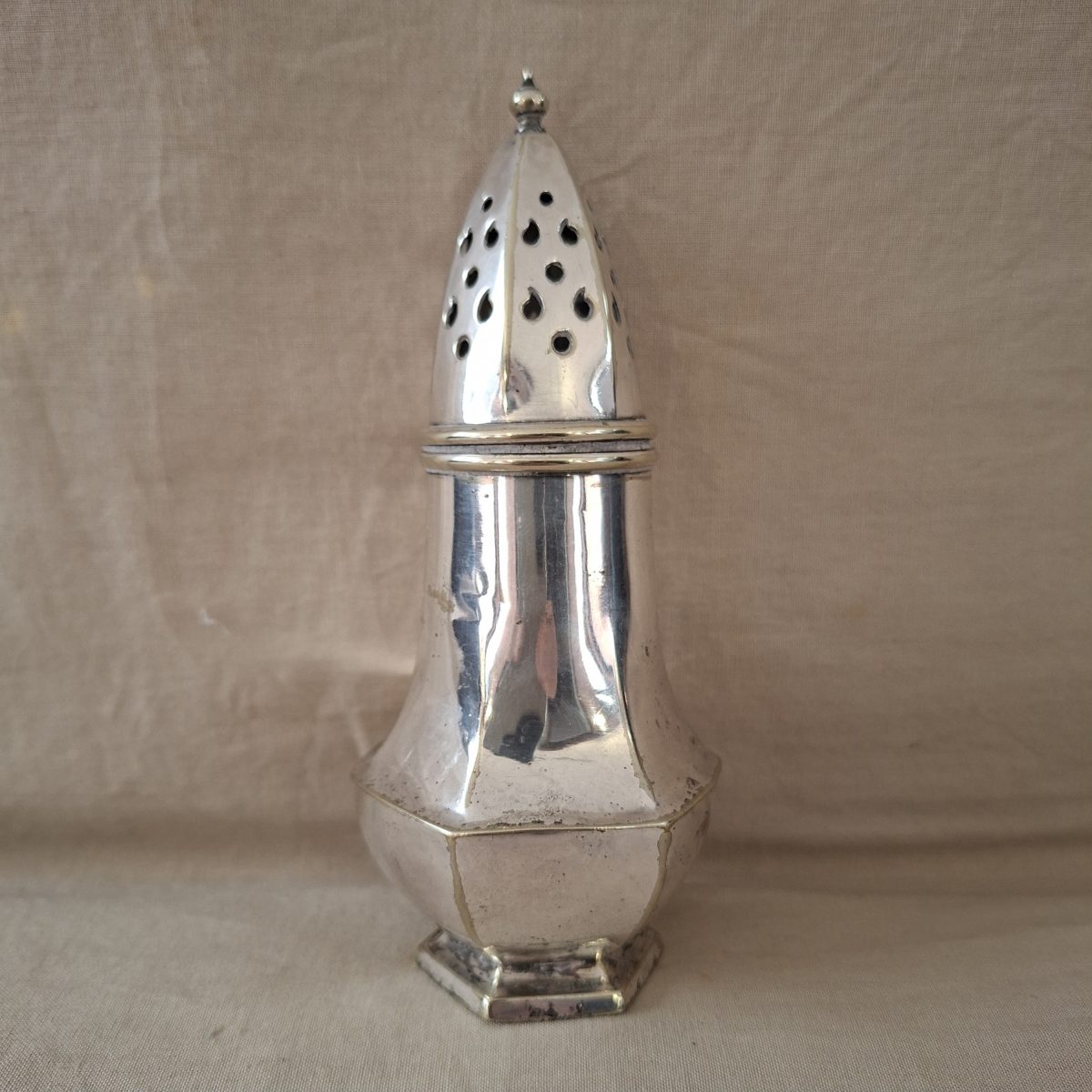 Silver Plated sugar shaker - EPNS - approx 14cms tall - super for sugar and cinamon on pancakes!