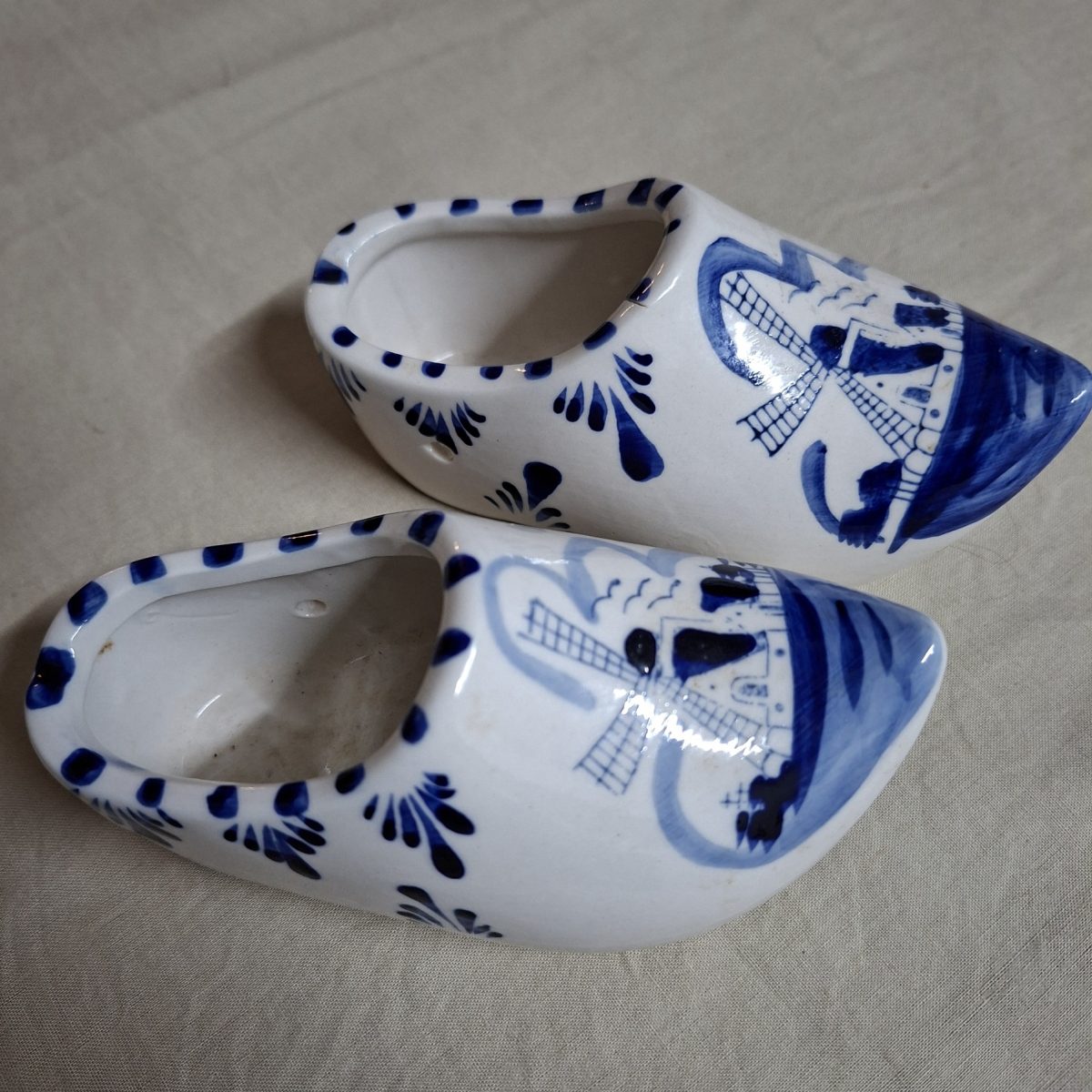 Pair Delft blue and white Dutch Vero ceramic clogs - hand painted 13 x 6 cms