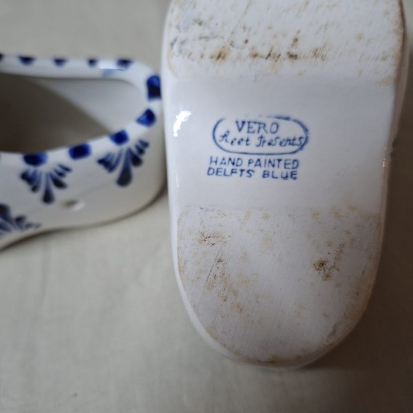 Pair Delft blue and white Dutch Vero ceramic clogs - hand painted 13 x 6 cms - Image 3