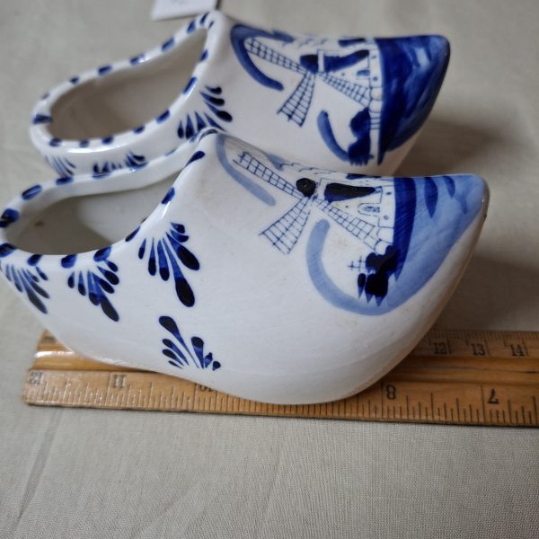 Pair Delft blue and white Dutch Vero ceramic clogs - hand painted 13 x 6 cms - Image 2