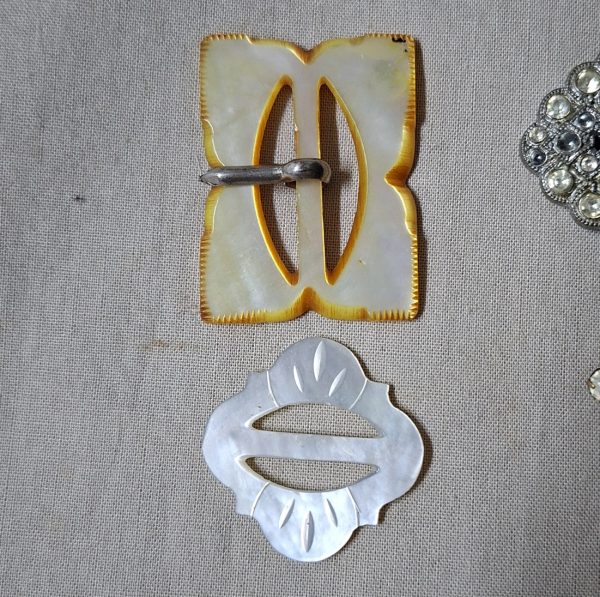 14 Vintage belt buckles - mother of pearl, glass, bakelite, and metal in vintage tin - Image 7