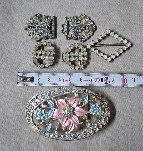14 Vintage belt buckles - mother of pearl, glass, bakelite, and metal in vintage tin - Image 6