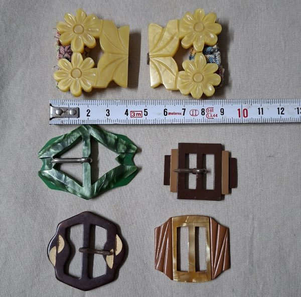 14 Vintage belt buckles - mother of pearl, glass, bakelite, and metal in vintage tin - Image 5
