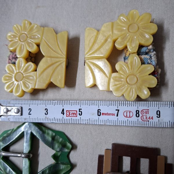 14 Vintage belt buckles - mother of pearl, glass, bakelite, and metal in vintage tin - Image 4