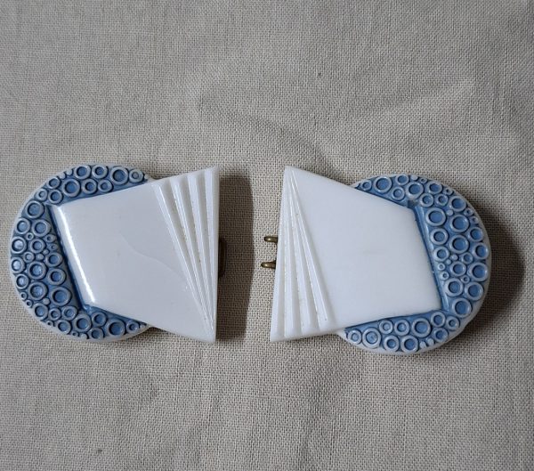 14 Vintage belt buckles - mother of pearl, glass, bakelite, and metal in vintage tin - Image 3