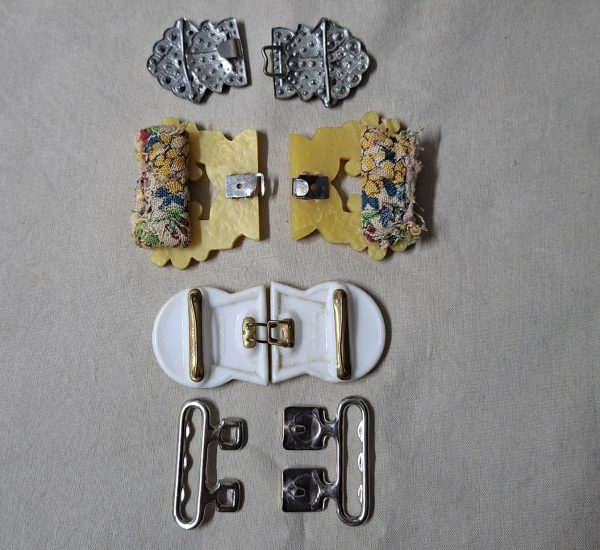 14 Vintage belt buckles - mother of pearl, glass, bakelite, and metal in vintage tin - Image 2