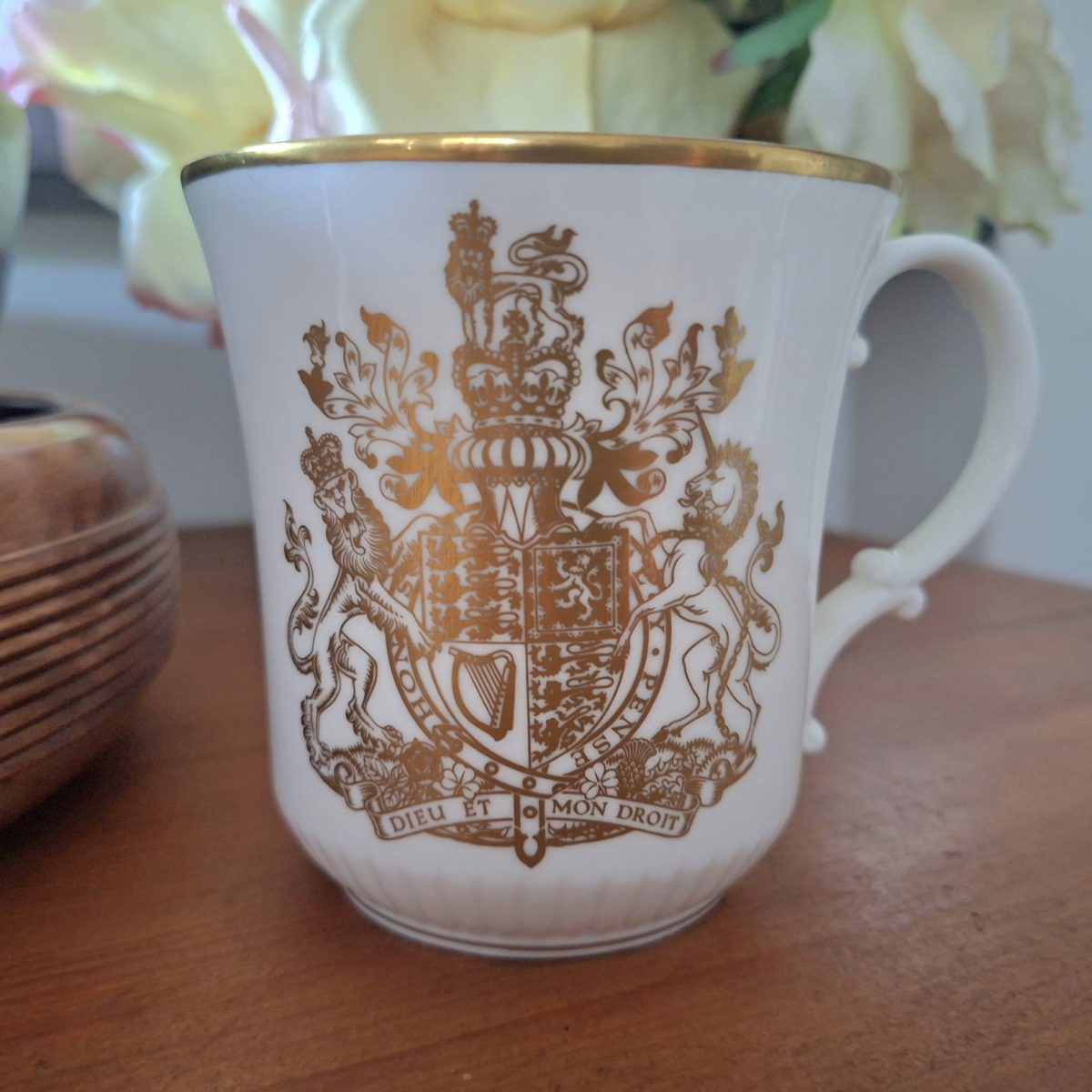 Royal Doulton QE2 Silver Jubilee commemoration mug -  Superb condition white with gold