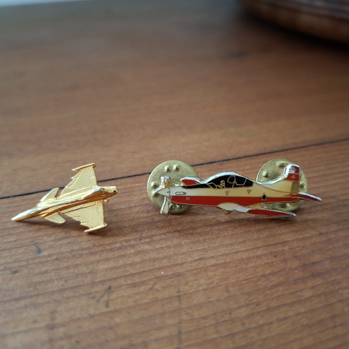 Two airforce pins badges.   RAF Eurofighter pin and a SA Pilatus pin.  Unsure of info.