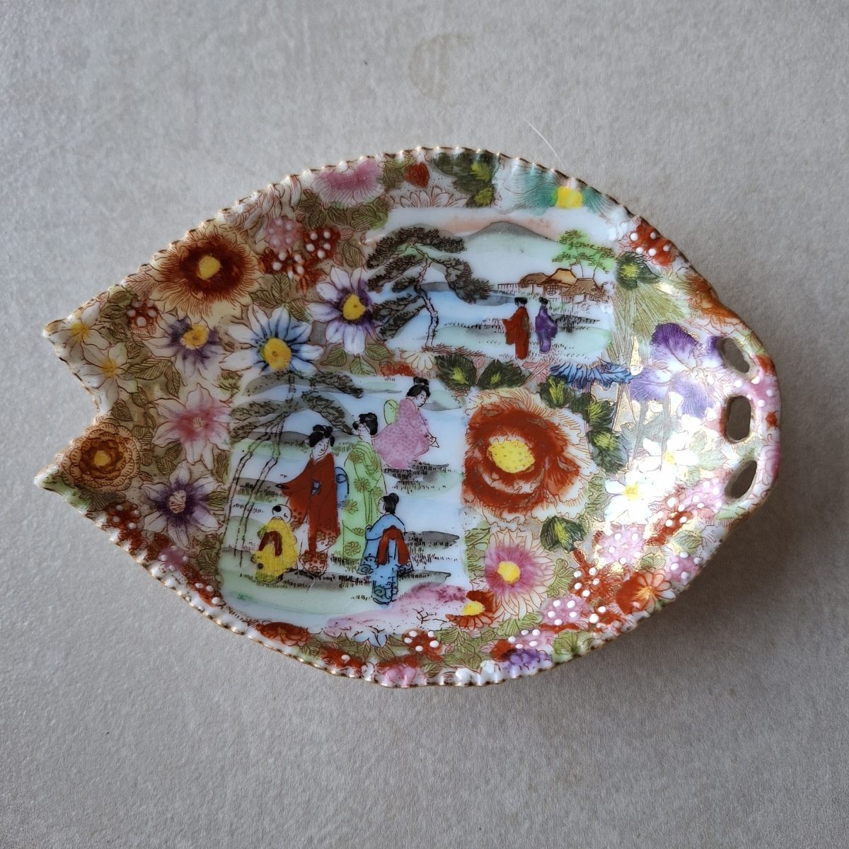 Japanese Kutani Geisha bowl - approx 14 cms x 10 cms