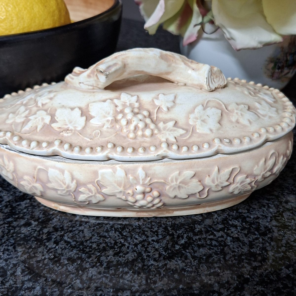 Decorative lidded bowl - Grape design - Home decor - Japan?