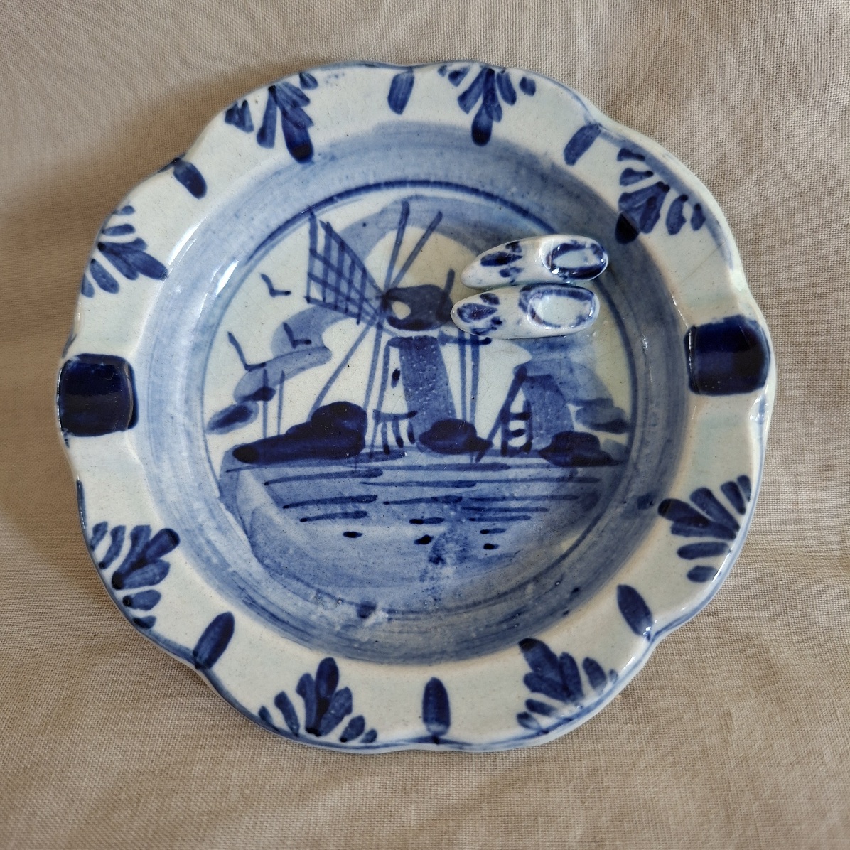 Delft blue and white ashtray with clogs - hand painted  - 10 cms dia