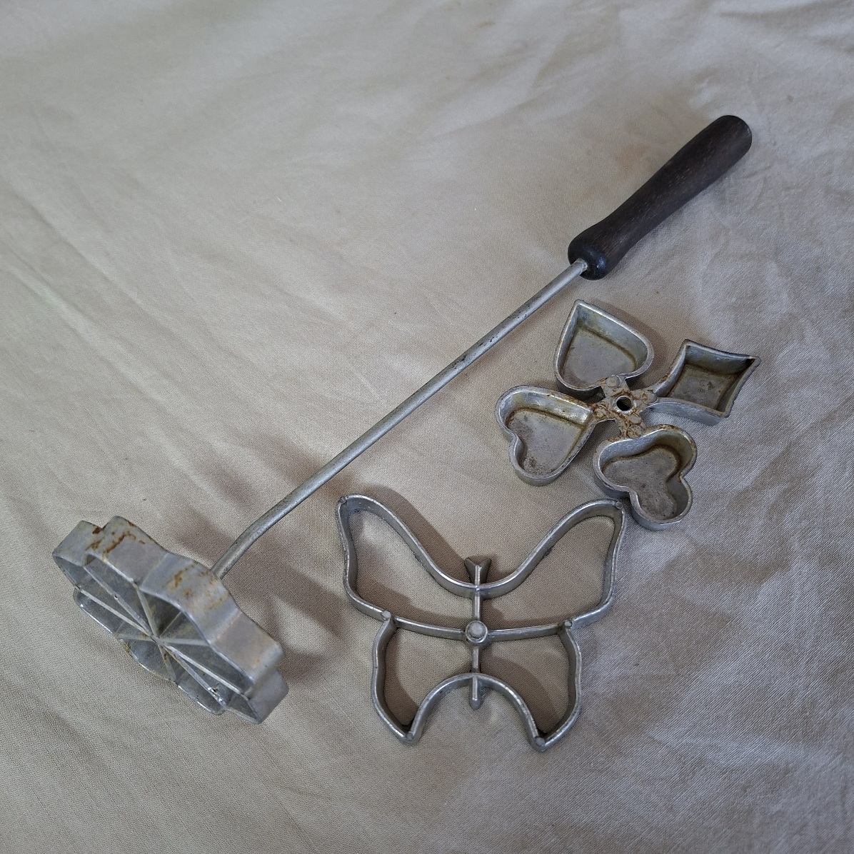 Snackle iron with 3 shapes