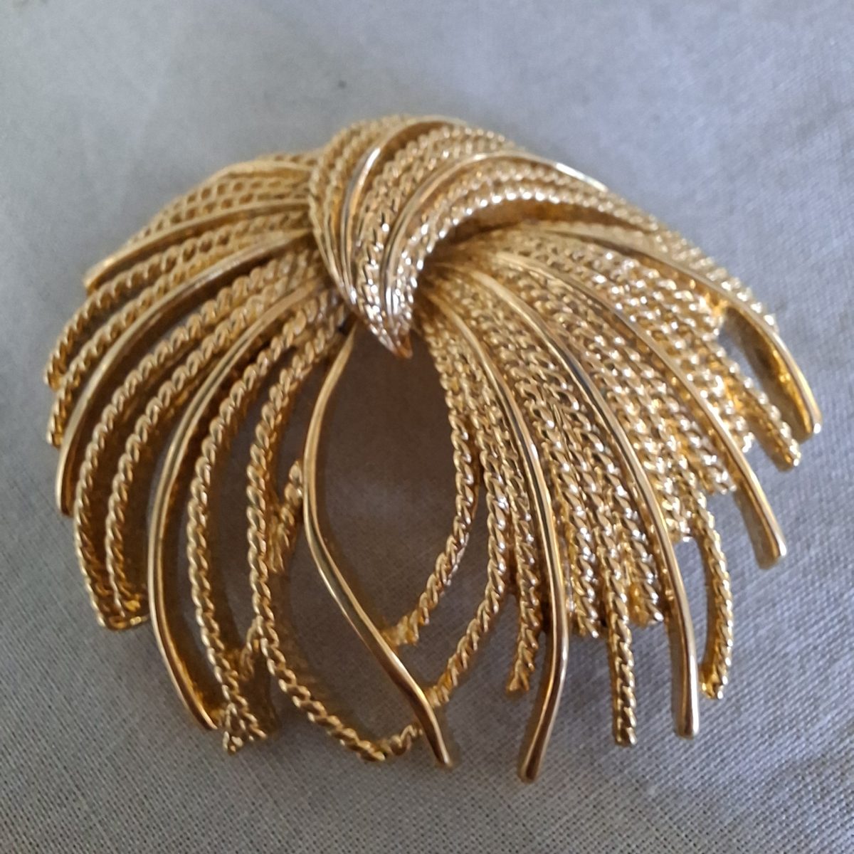 Large gilt metal brooch - Monet stamp