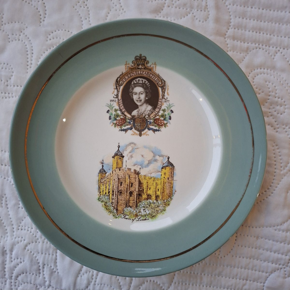 Royalty Commemoration plate - Queen Elizabeth Silver Jubilee with tower of london