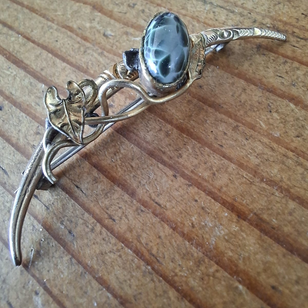 brooch with glass / stone mottled blue - half moon - has repairs