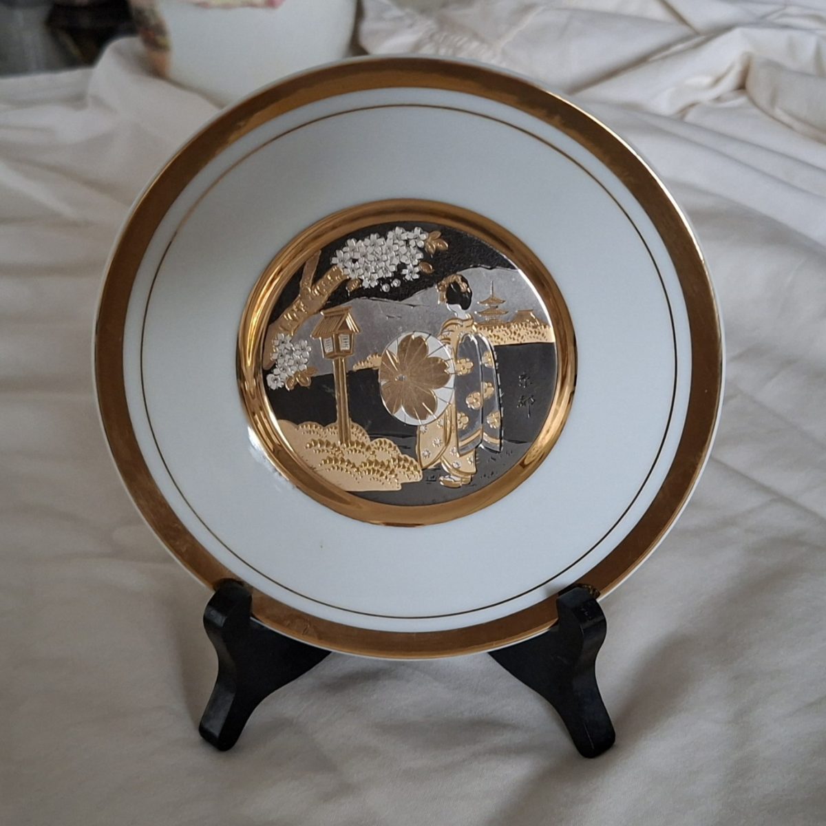 Japanese Chokin plate 24 Kt gold edged - Japanese lady with flower blossoms - with stand