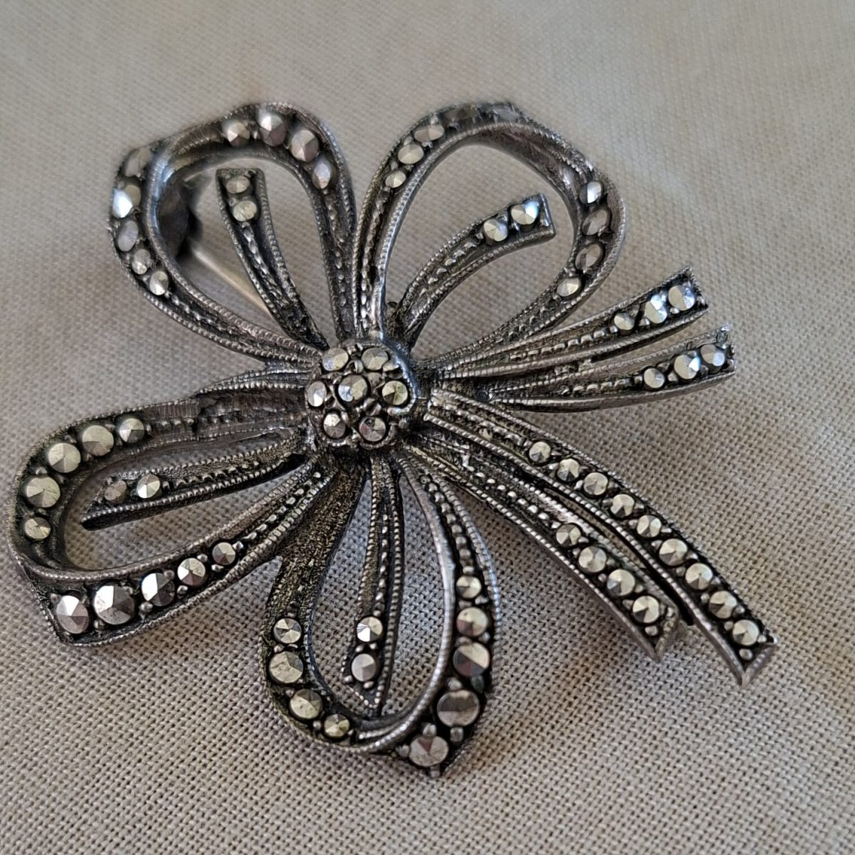935 silver marcasite flower brooch - 7.56g