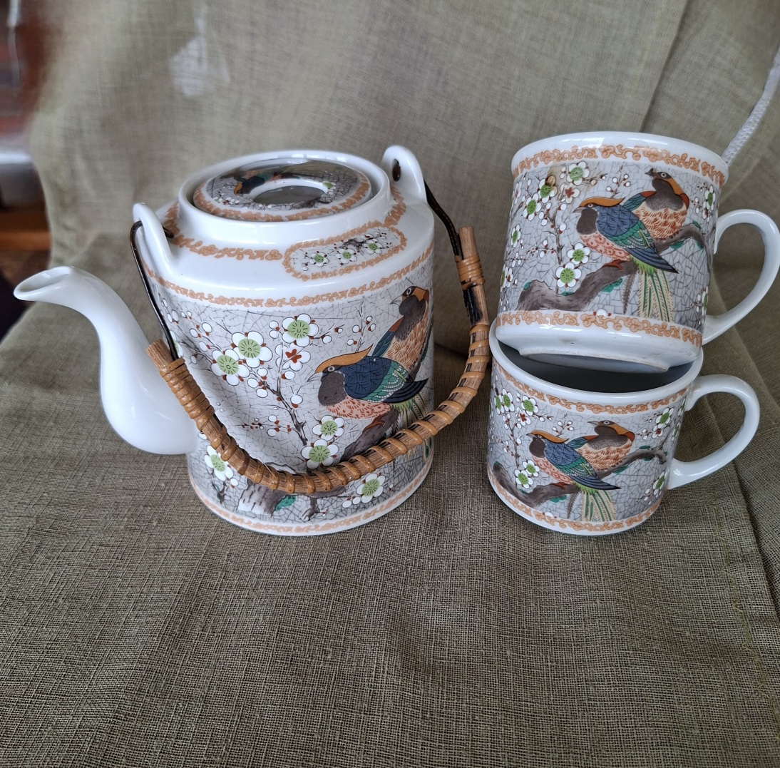 Oriental japanese tea pot and 2 mugs cups - birds and flowers