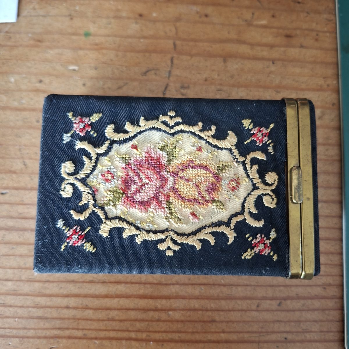 Petit point cigarette case - roses
