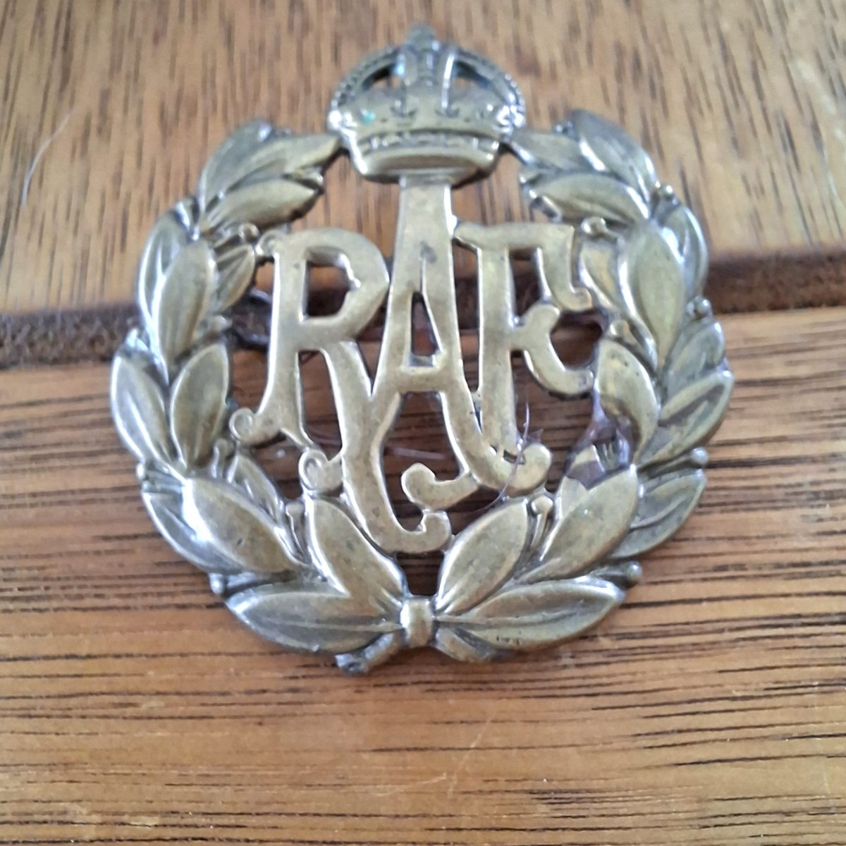 WW2 RAF cap badge