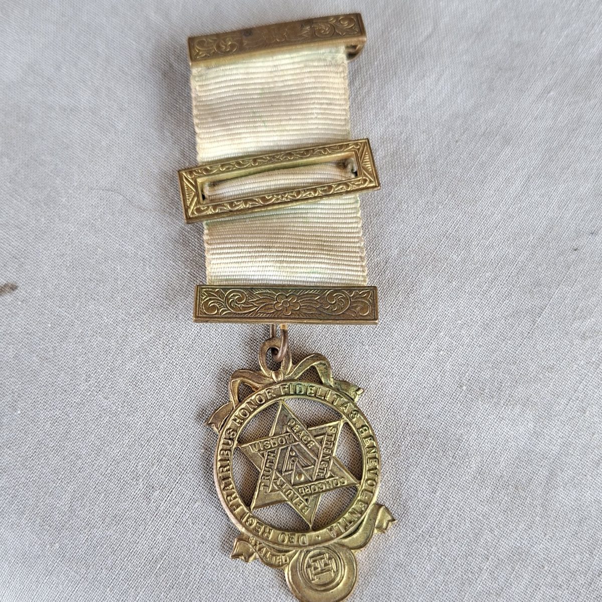 Masonsic pin jewel badge