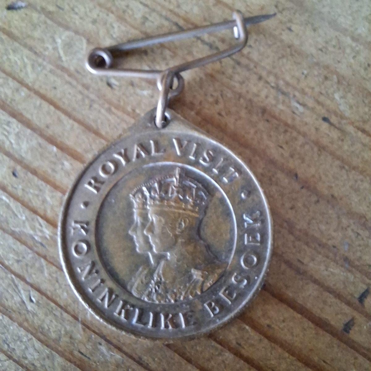 Union of SA Royal visit pin medallion1947