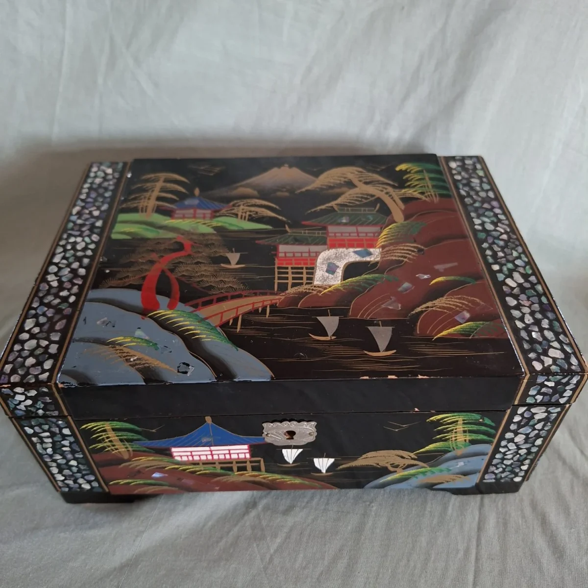 Japanese lacquer jewelry box - Musical  24 x 17 x 10 - shell inlay