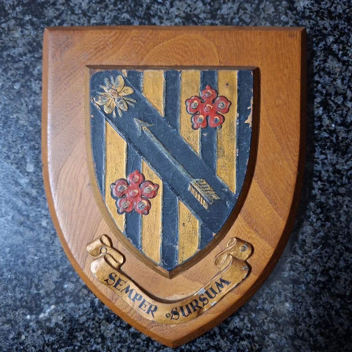 Wooden plaque with crest shield - Semper Sursum