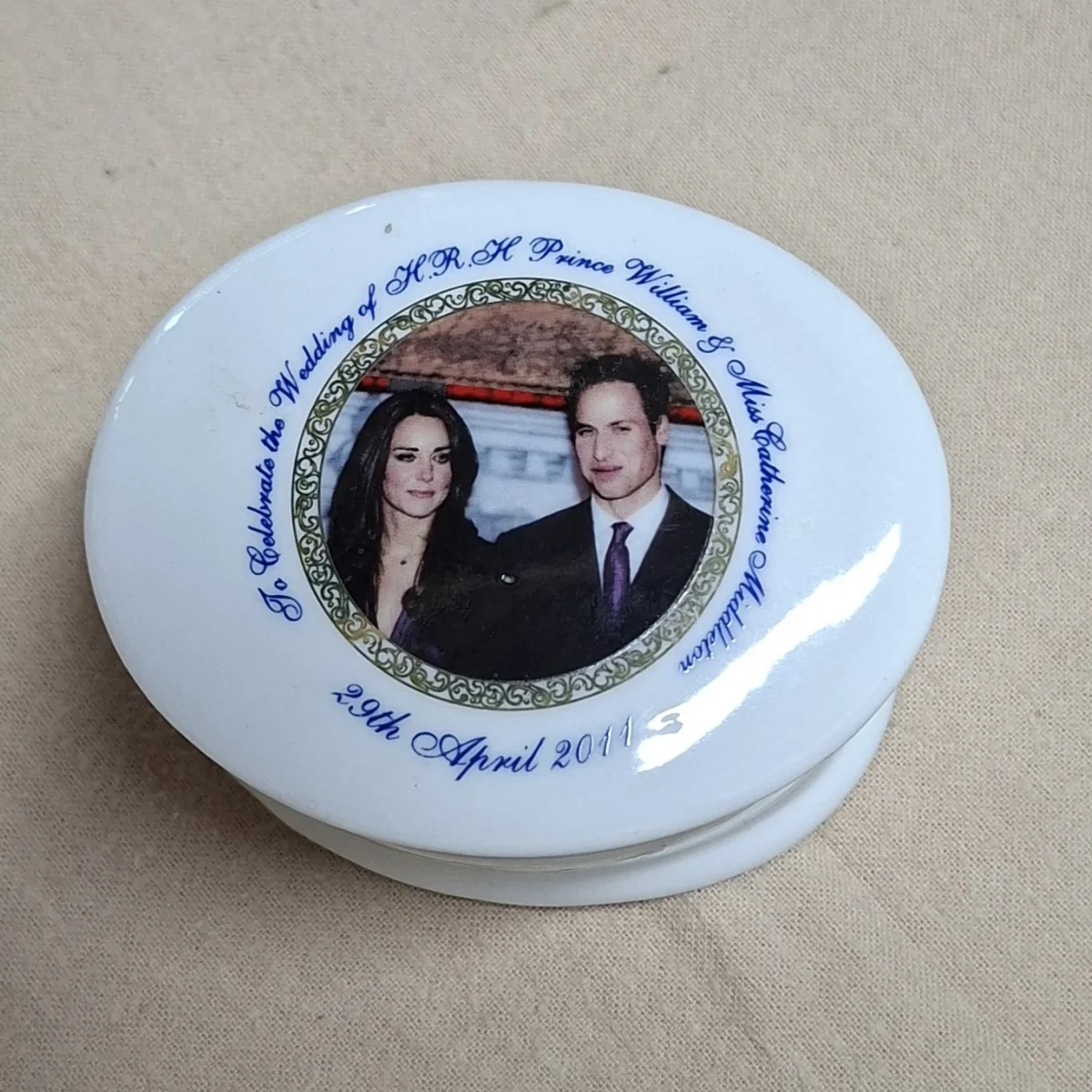 Royalty memorabilia - Kate and william - lidded trinket dish - 2011