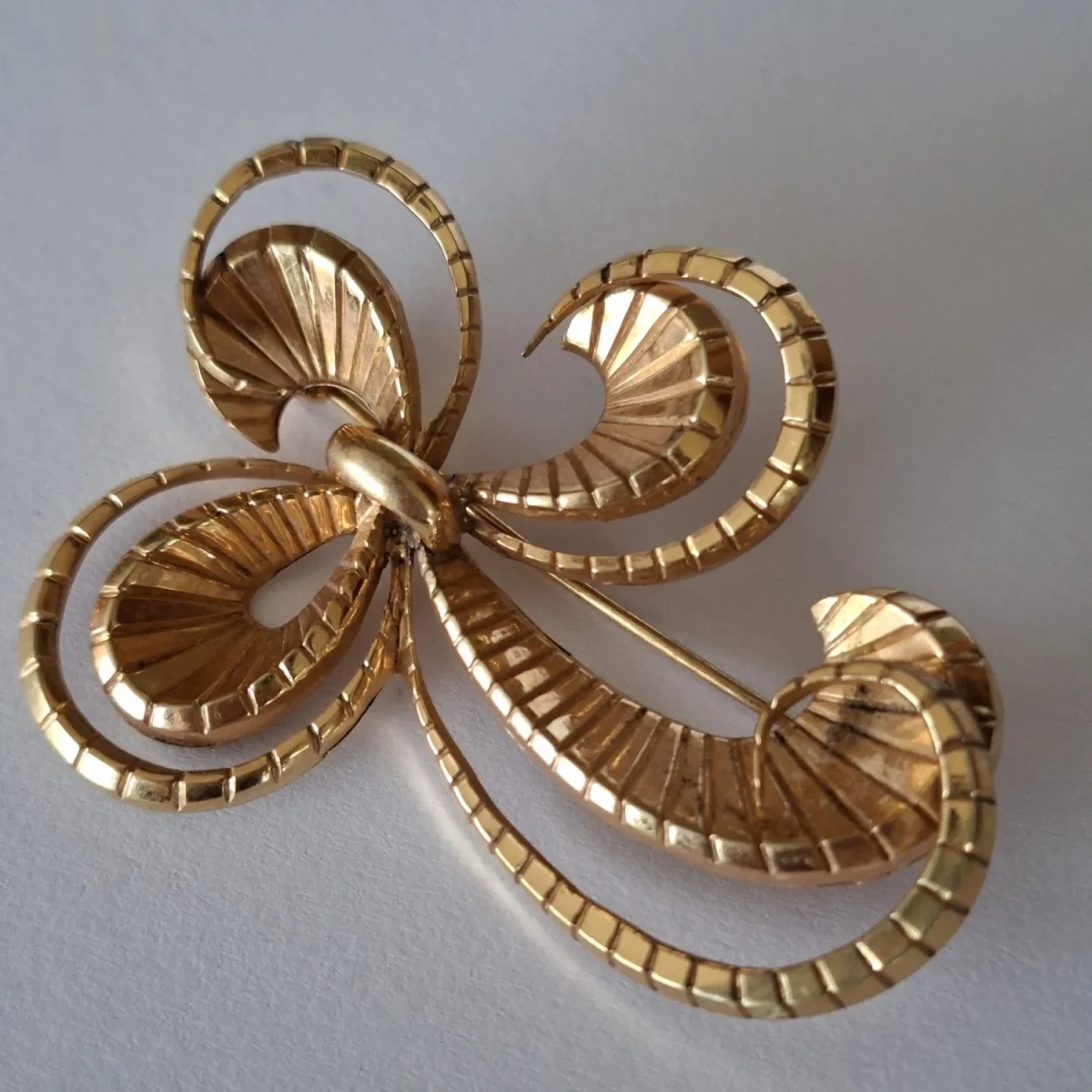 Gold tone vintage brooch