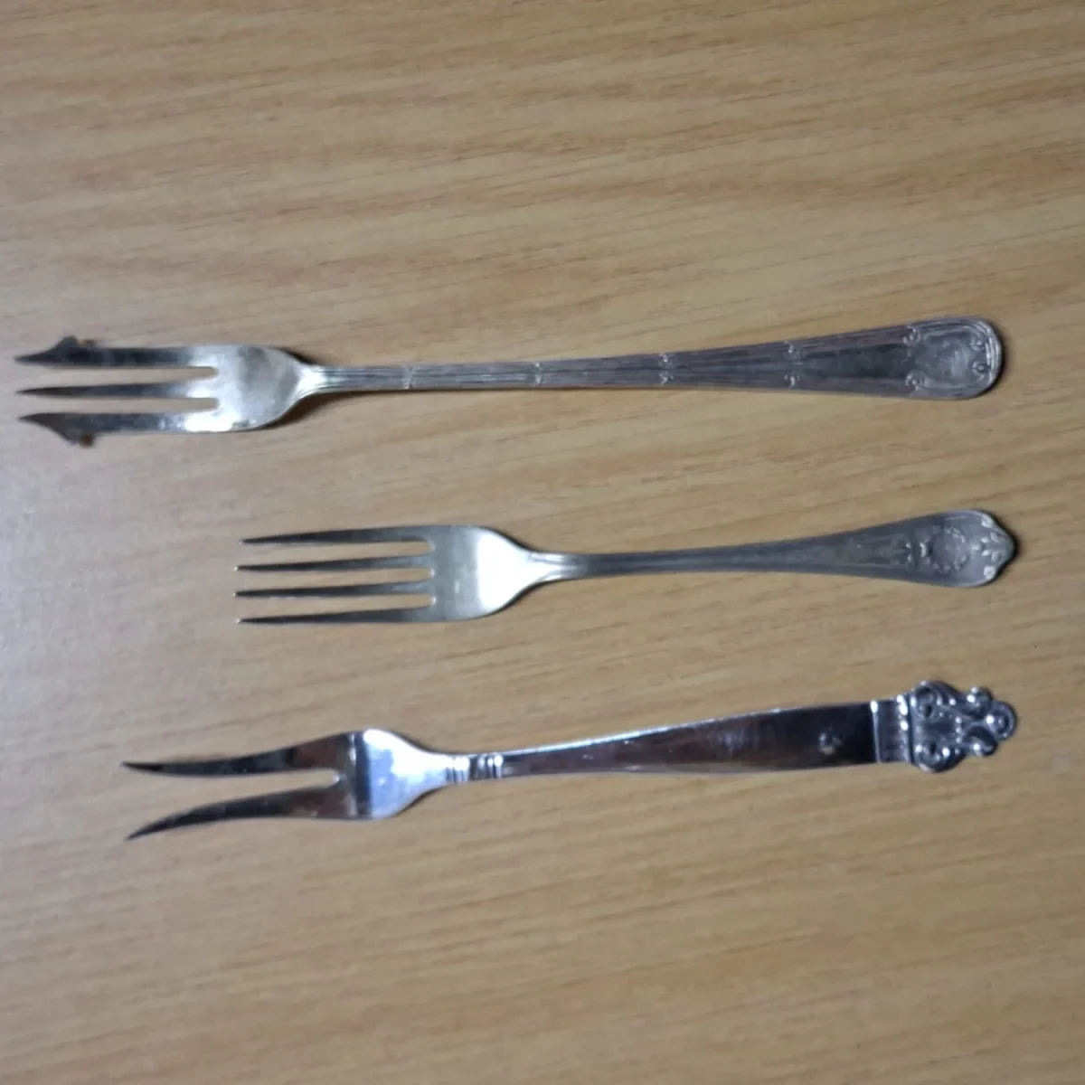 cutlery - 3 small EPNS forks, pickle cake etc 1 Norway