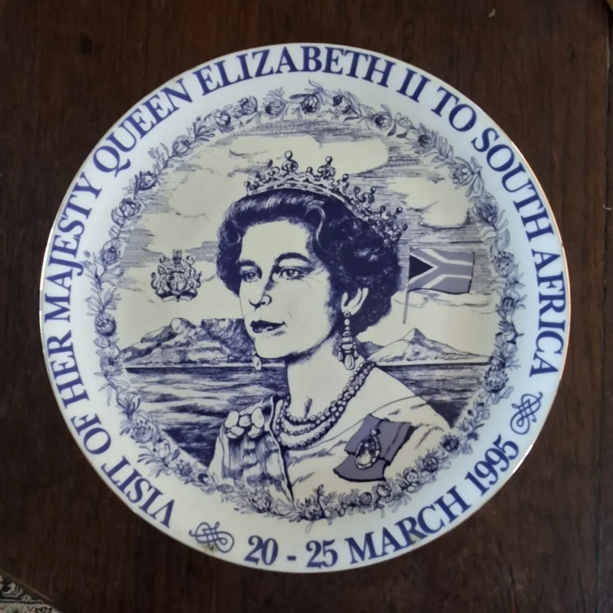 Royalty memorabilia Plate - Queen Elizabeth South Africa Visit 1995. Heritage Collection